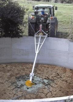 Перемішування бетонного гноєзбірника міксером на стрілі